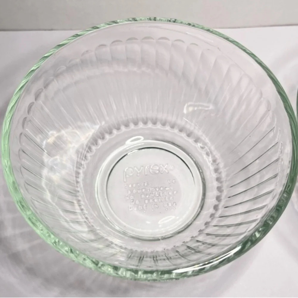 Pyrex 7401-S Clear Sculptured Glass Bowl – 3 Cup Ribbed Mixing Bowl
